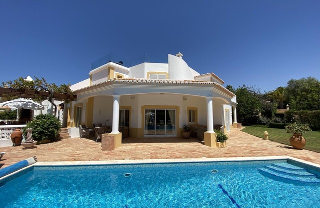 Luxuriöse Villa mit 5 Schlafzimmern und Blick auf den Golfplatz