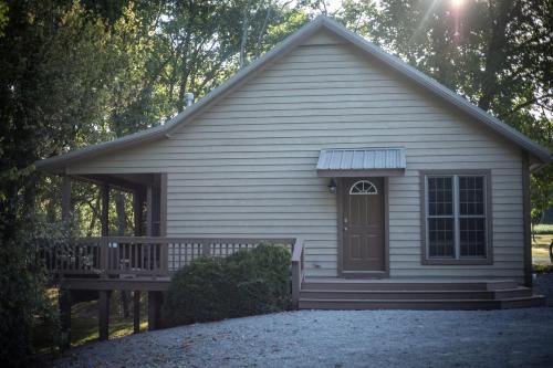Outstanding Cabin with Hot-tub in Carbondale, Illinois