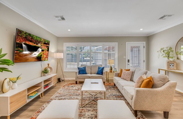 Outstanding Designed Beautiful Home close to Universal Studio & Disney