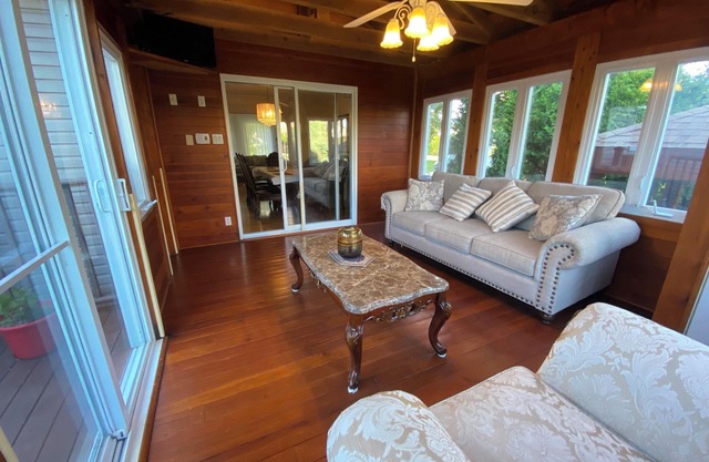 Outstanding House 25 minutes to Downtown Montreal - Many rooms