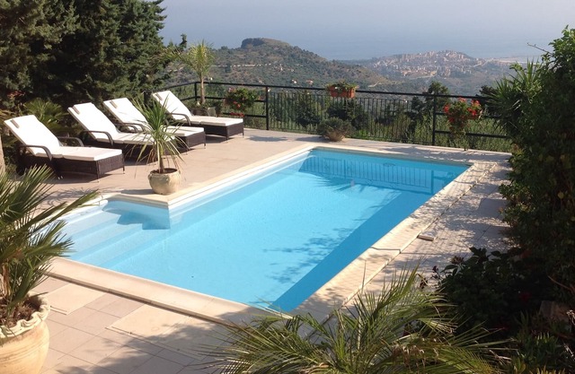 Hervorragende Aussicht auf das Meer und die Berge bei Tag und Nacht. Privater Pool, Jacuzzi