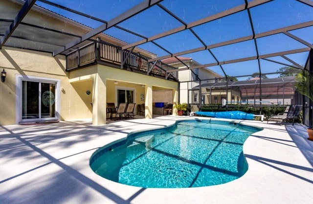 Outstanding view, perfect location, 5 bedrooms and Pool