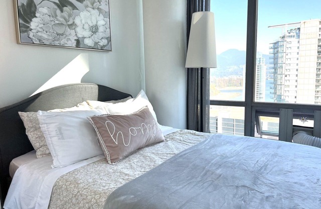 Over 30 Days -Pet Friendly 2B&2B Urban Style Condo near Harbor w/Free Parking