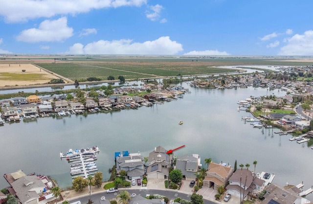 Over the water, Waterfront Home in Largest Bay /w Water Toys, Beach within reach