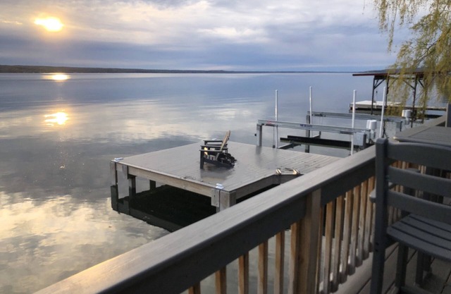 Haus am Wasser, Over-Water-Deck, Dock / Bootslift, aktualisierte Innenausstattung, Sonnenuntergänge