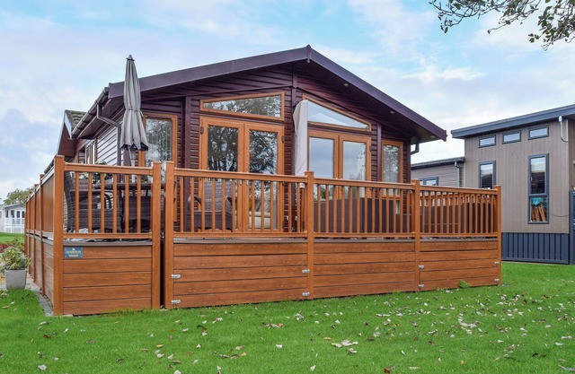 Overlooking the River Avon is this beautiful, peaceful and serene lodge.
