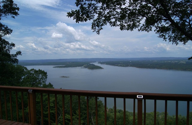Mit Blick auf Greer's Ferry Lake, 40.500 Morgen sauberes, flussgespeistes, tiefes Wasser.