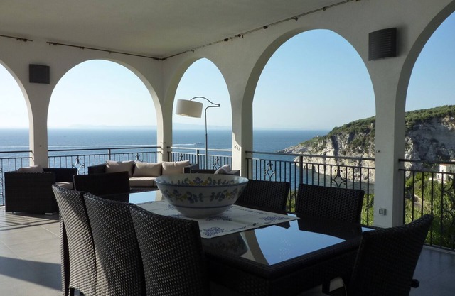 Übersicht exklusiven Villa am Meer in Sorrento Peninsula