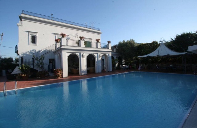 ÜBERBLICK 1881 Villa mit Pool