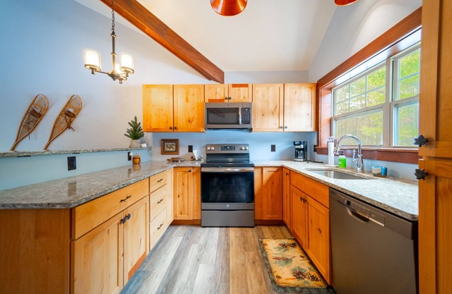 Owaissa Oasis: 3 mins to Whiteface, 13 to Placid, very family friendly, lake.