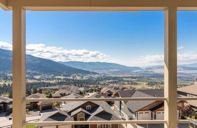 5 Schlafzimmer mit Seeblick auf Silver Star Mountain.