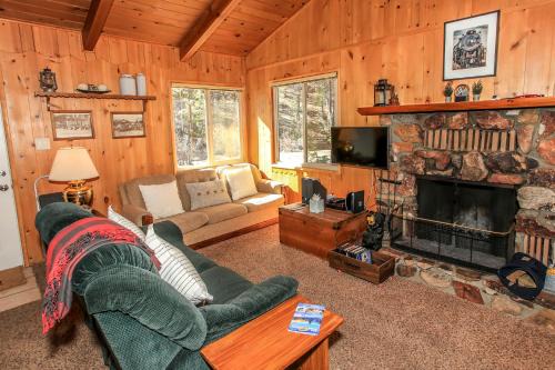 Owl Cabin - Sierra style cabin located on a quiet road in Fawnskin and backs up to National Forest!