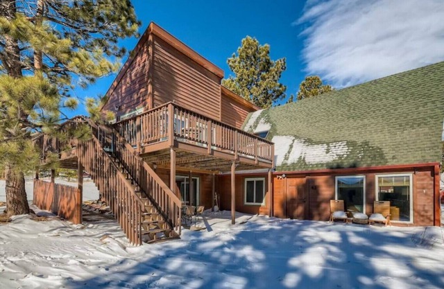 Owl Chalet - 1950's Cabin close to hiking, creek, and brewery!