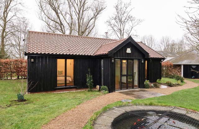 OWL COTTAGE, pet friendly in Framlingham