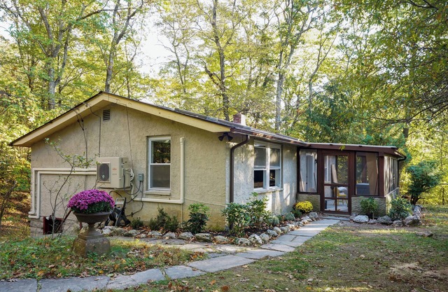 Owl's Nest: A Pet-Friendly Nature Lover's Getaway near Wineries & Hiking Trails
