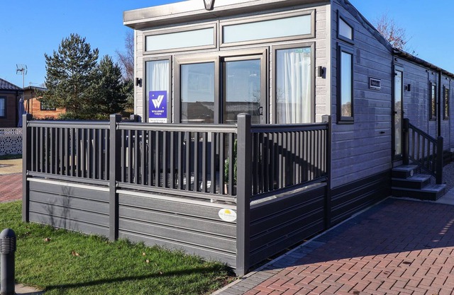 OWL’S NEST, pet friendly, with hot tub in Wilberfoss