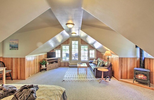 Owls Nest Studio with Hot Tub Hike Nearby!