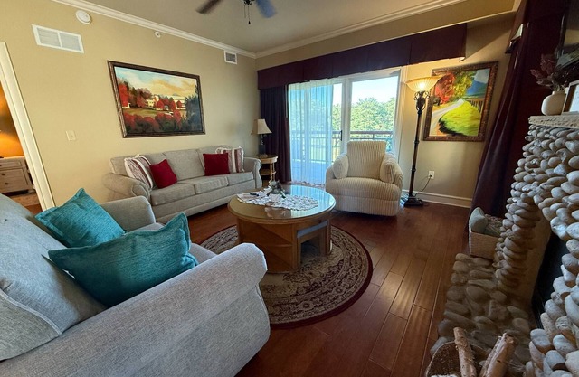 SPACIOUS END UNIT / Riverstone Luxury Condo, beheiztes Hallenbad / Outdoor Lazy River