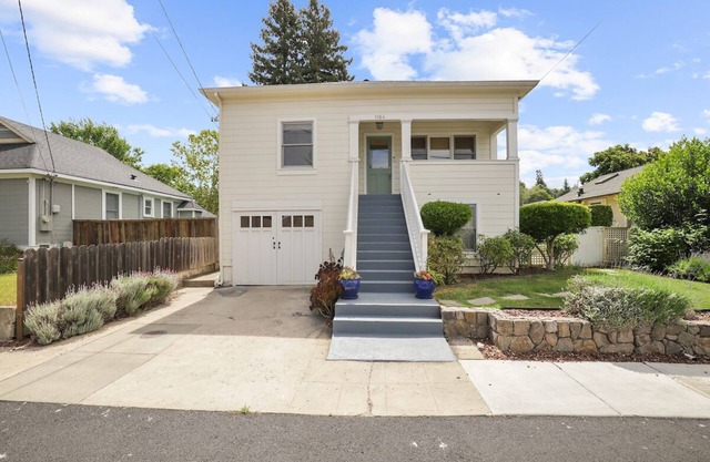 Oxbow Historical house with large enclosed yard