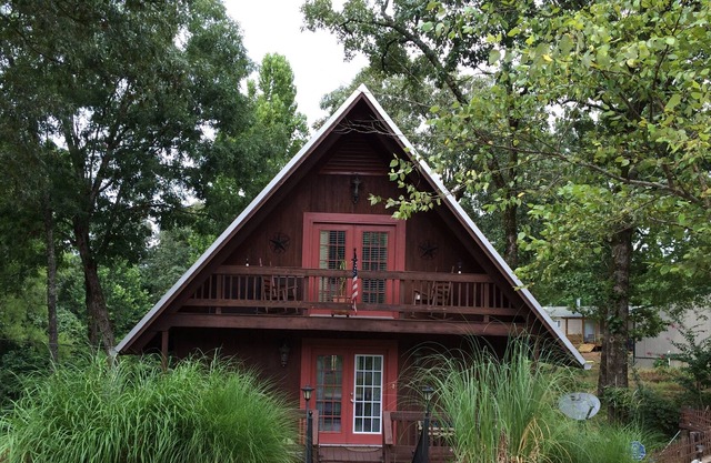 Oxford-Sardis Lake Swiss Chalet