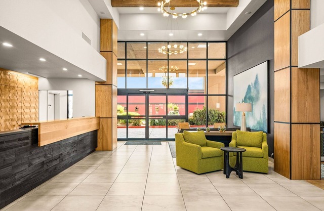 Oxford Suites Redding