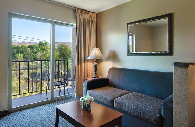 Oxford Suites Yakima