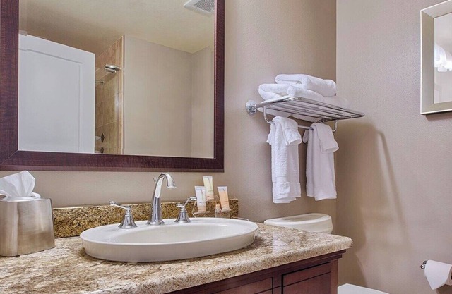 Oxon Hill Condo: 2BR, 2BA, Sleeps 4