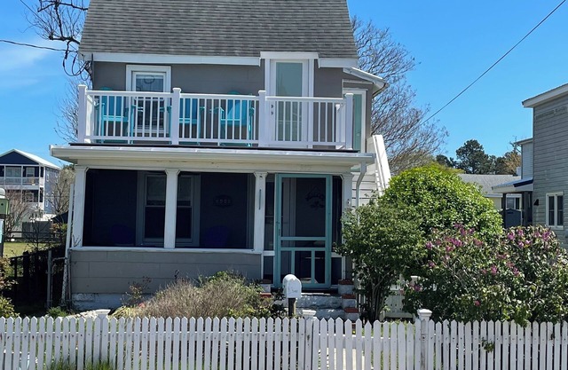 Oysterhaven Cottage with partial Water views! New balcony! Close to Fairgrounds!