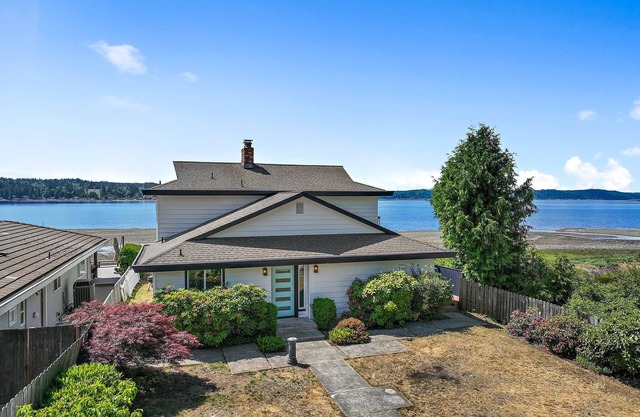 Oysters, Clams, private beach, relaxing waterfront home