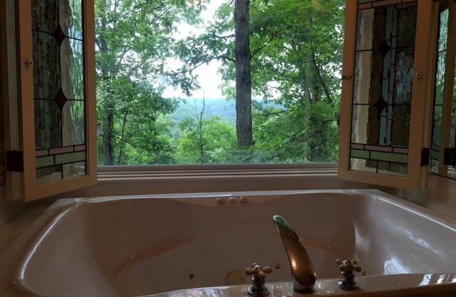Ozark Spring Cabin 01 Mountain View-King, Spa Tub