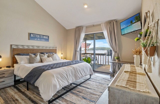 Ozark Upper Deck – Top Floor Waterfront Condo!