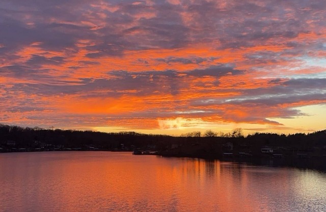 Ozarks Lake House, Private Dock w/ Boat and Jetski lifts!