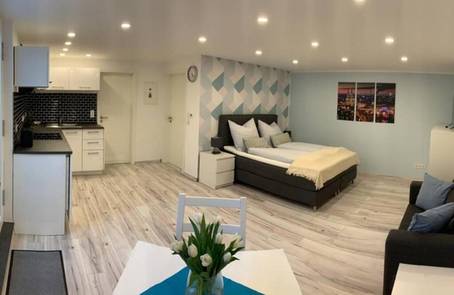Pützchens Markt 2025 - Modernes Apartment in unmittelbarer Nähe - trotzdem sehr ruhig - Privatparkplatz mit Auflademöglichkeit für E-Auto