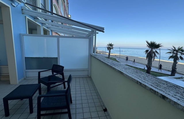 P046 - Porto Recanati, wonderful sea front three-room apartment