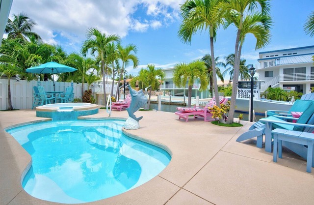 P11 - Encantador dúplex de 2 dormitorios y 2 baños con piscina privada y muelle - Completamente actualizado.