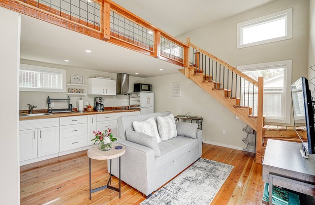 Pacheco/Martinez Studio: 22 Mi to Dtwn Oakland!