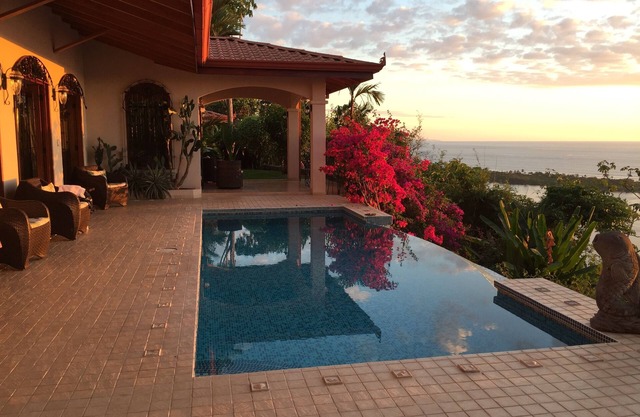 Pacific Coastal Luxury Villa. Oceanfront View! Si Meer sehen!