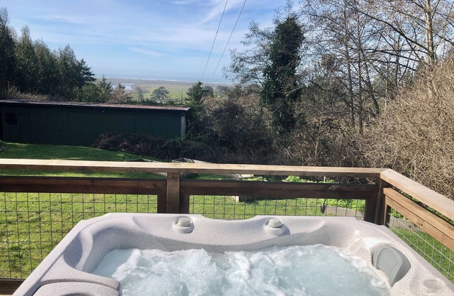 🌊 Pacific Edge- Eclectic home with stellar ocean and pasture views, Deck, BBQ and Hot tub 🏡