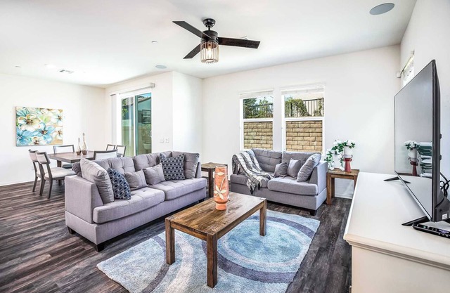 Pacific Electric Trail Access! Pet Haven｜Fenced Yard｜Flex Stays｜WFH Ready #41279