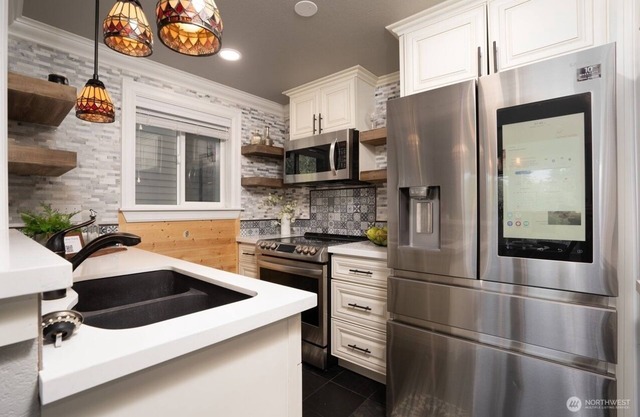 Pacific NW Heaven: Modern, remodeled 3BR/2Bath Pool/Spa/Fitness, & Views!!!!