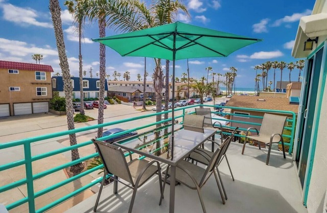 Pacific Paradise in OB: ocean view from balcony, BBQ, parking, laundry, walk to beach!