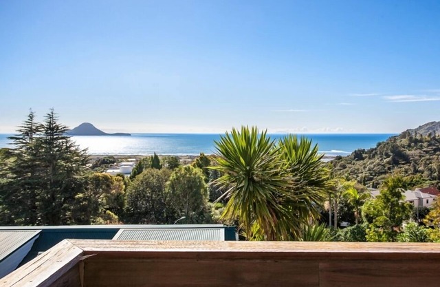 PACIFIC OCEAN HEIGHTS: Atemberaubende Aussicht auf das Meer und die Insel