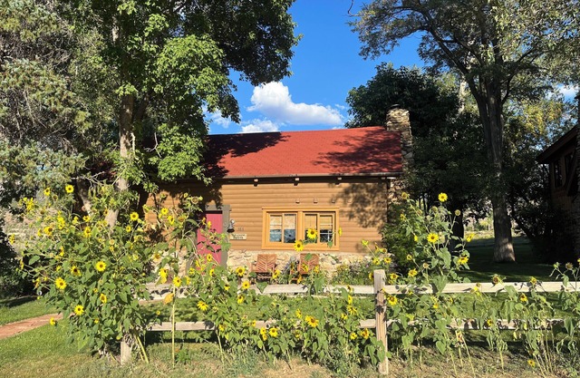 Pack Creek Meadow House. Cabin with Mtn Views