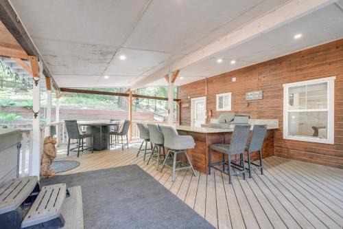 Paddle or Swim in Community Lake Arnold Retreat!