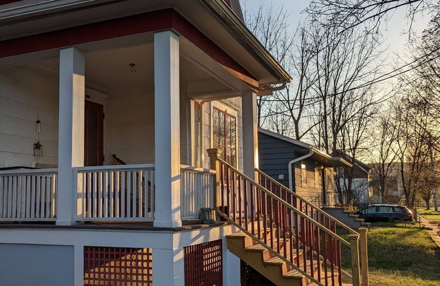 Paddock House Natural Area Gem! Covered parking. Fenced yard. Access Ramp. Peace