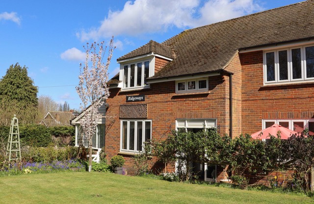 PADDOCK VIEW, romantic, with a garden in Maidstone