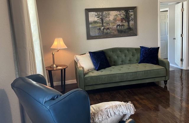 Paden - 3-bedrm, 1 king, sleeps 6. Parking galore.
