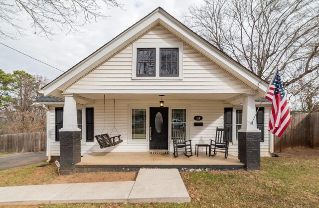 Page's Farmhouse- Walking distance to Downtown
