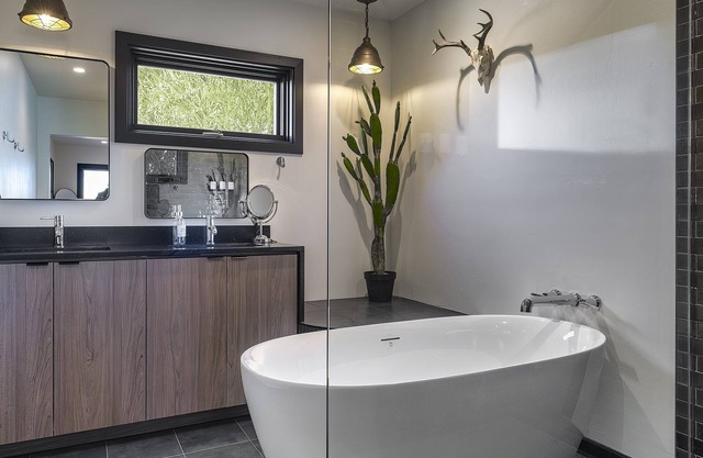 Page Springs wine harvest haven - creek colors, cedar hot tub stars, secret bookshelf, pure autumn
