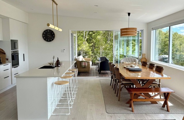 Paihia Treetops Retreat - Charming, Private 3 Bedroom home